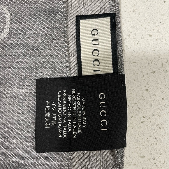 AUTHENTIC Gucci Grey Scarf - Picture 4 of 5